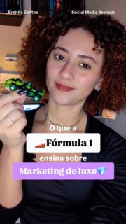 A Fórmula 1 tem sido grande destaque no mundo da moda e do luxo graças às suas estratégias de marketing.
E eu, como boa fã e apaixonada pelo setor de luxo, decidi trazer esse quadro contando o que a F1 ensina sobre marketing de luxo.
Acredite, desde a venda de ingressos até o momento da corrida, tem marketing envolvido. A Fórmula 1 não é só sobre corridas, é sobre EXPERIÊNCIA, POSICIONAMENTO, CULTURA e NEGÓCIOS.
#formula1 #paddockstyle #marketingdemoda #estrategiademarketing #socialmediademoda