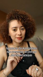 Uma marca até pode nascer de uma pessoa famosa, mas isso não sustenta ela sozinha.

A Skims e a Kylie Cosmetics não se mantém no mercado so porque pertencem à Kim Kardashian e Kylie Jenner. O posicionamento que elas possuem no mercado, investidores, atualização constante dos produtos e lançamentos e o conhecimento do público, além de outros fatores, são o que fazem delas um sucesso até hoje.

A essência de uma pessoa até faz uma marca nascer. Mas se isso não continuar sendo trabalhado, repetido e melhorado constantemente, a marca não irá progredir. O produto pode até ser bom, mas se você não vender o desejo ele não sairá da prateleira. E isso as Kardashians sabem fazer muito bem. 

Antes de vender um produto, faça as pessoas desejarem ele. 
 
#posicionamentodemarca #construcaodemarca #marketingdebeleza #socialmediademoda