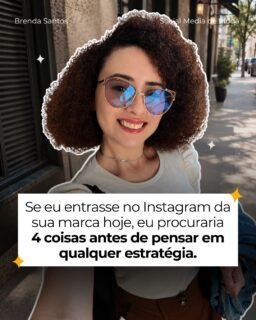 Antes de pensar em calendário, trend ou frequência, eu faria um diagnóstico.
Não adianta saber o que postar se a base da marca ainda não está clara. E, na prática, são esses detalhes que me mostram se estou diante de uma marca com posicionamento ou apenas de um perfil que publica conteúdo.
Se você quiser fazer esse exercício na sua própria marca, entra no perfil como se nunca tivesse visto a empresa antes e tenta responder: eu entendo quem é essa marca? Reconheço sua identidade? Sinto alguma coisa ao consumir esse conteúdo? E existe uma estratégia conduzindo essa pessoa até a compra?
Se alguma resposta for “não sei”, significa que existe um ponto estratégico para trabalhar.
✨ E esse é o meu trabalho aqui. Ajudar marcas de moda, beleza e lifestyle a crescerem com estratégia e posicionamento.
#posicionamentodemarca #marketingdemoda #diagnosticodemarca #modaebeleza
#socialmediademoda