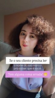 Uma marca pode ter uma identidade visual linda e, ainda assim, não ser reconhecida. 🤷🏻♀️
E isso acontece porque reconhecimento vem da repetição de pequenos padrões que, com o tempo, começam a ocupar um espaço na memória do público.
É como quando você reconhece uma marca antes mesmo de perceber que reconheceu. Você vê uma campanha, uma embalagem ou uma foto e pensa: “isso tem muito a cara de tal marca”.
Esse nível de reconhecimento é o resultado de uma construção de marca. Por isso, quando penso em conteúdo, não quero só performance. Quero construir uma imagem que fique na cabeça das pessoas.
Faz um teste no próximo conteúdo da sua marca: tire o logo e se pergunte: “Alguém reconheceria que isso é meu?” Se a resposta for não, talvez você não precise postar mais. Precise construir melhor os códigos que fazem sua marca ser lembrada.
#posicionamentodemarca #socialmediademoda #modaebeleza #marketingdemoda